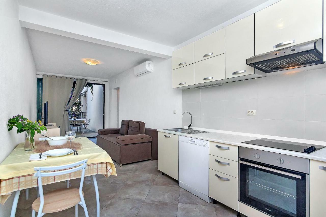 Apartmani Nikola Zastražišće Buitenkant foto